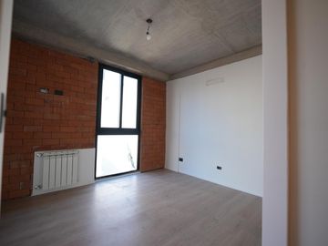 Departamento 2 ambientes. Semipiso con amplio balcón terraza.