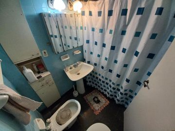 VENTA DEPARTAMENTO-FLORES-FRENTE-BALCON
