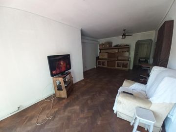 VENTA DEPARTAMENTO-FLORES-FRENTE-BALCON