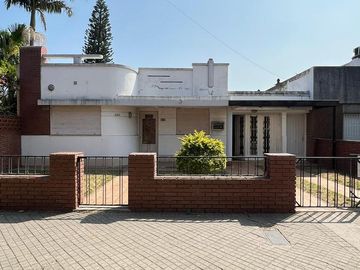 Venta casa de 2 dormitorios en zona sur A reciclar