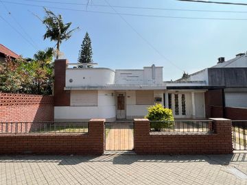 Venta casa de 2 dormitorios en zona sur A reciclar