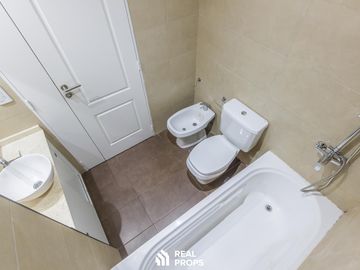 VENTA MONOAMBIENTE CON BALCÓN, PILETA Y PARRILLA EN FLORES