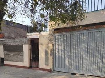 VENTA - Casa de 3 dormitorios con patio, parrillero y galpón. Las Heras, Rosario.