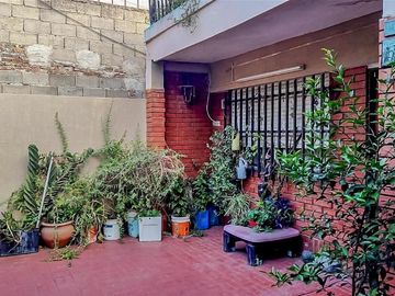VENTA - Casa de 3 dormitorios con patio, parrillero y galpón. Las Heras, Rosario.