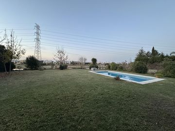 Casa a la laguna de 5 ambientes - APTA CREDITO