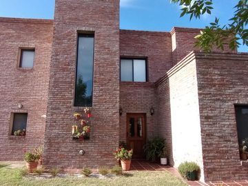 Casa a la laguna de 5 ambientes - APTA CREDITO
