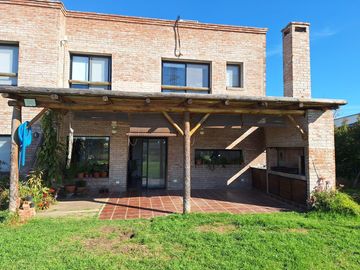 Casa a la laguna de 5 ambientes - APTA CREDITO