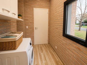 Casa a la laguna de 5 ambientes - APTA CREDITO