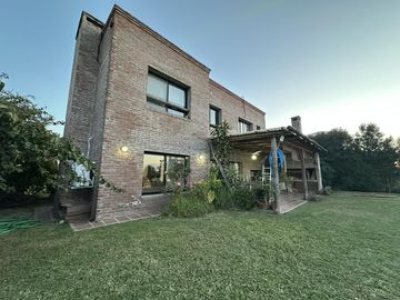 Casa a la laguna de 5 ambientes - APTA CREDITO