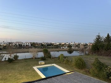 Casa a la laguna de 5 ambientes - APTA CREDITO