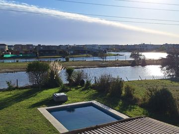Casa a la laguna de 5 ambientes - APTA CREDITO