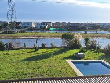 Casa a la laguna de 5 ambientes - APTA CREDITO