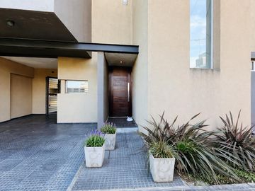 Venta - Casa de tres dormitorios a la venta en Tierra Nueva, Fisherton, Rosario