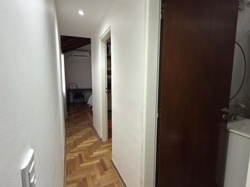Venta casa de 6 ambientes con patio y cochera en Flores