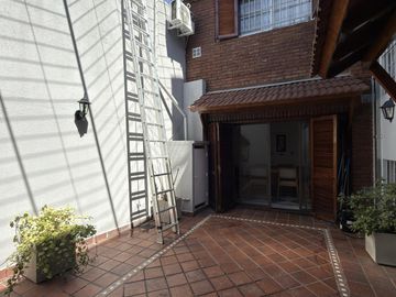 Venta casa de 6 ambientes con patio y cochera en Flores