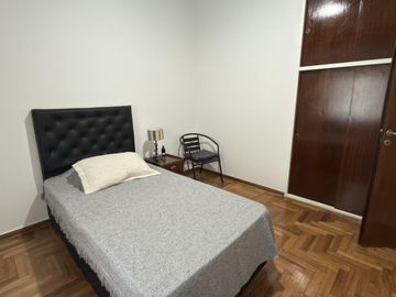 Venta casa de 6 ambientes con patio y cochera en Flores