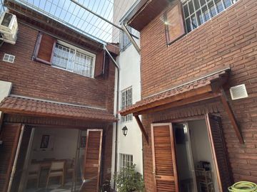 Venta casa de 6 ambientes con patio y cochera en Flores