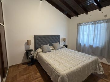 Venta casa de 6 ambientes con patio y cochera en Flores