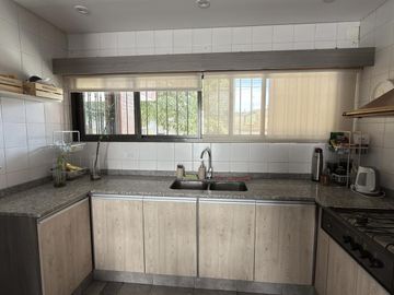 Venta casa de 6 ambientes con patio y cochera en Flores