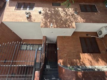 Venta casa de 6 ambientes con patio y cochera en Flores