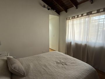 Venta casa de 6 ambientes con patio y cochera en Flores