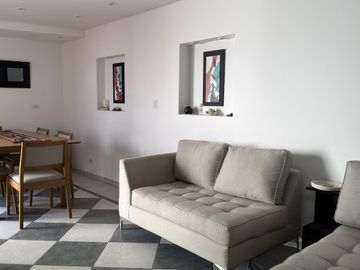 Venta casa de 6 ambientes con patio y cochera en Flores