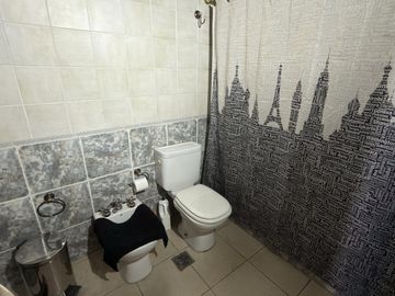 Venta casa de 6 ambientes con patio y cochera en Flores