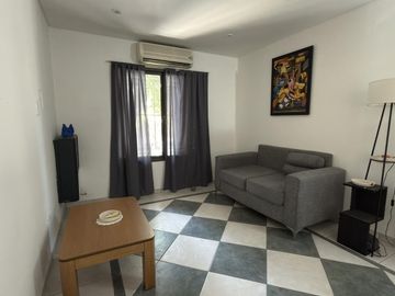 Venta casa de 6 ambientes con patio y cochera en Flores