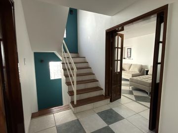 Venta casa de 6 ambientes con patio y cochera en Flores