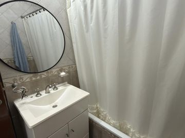 Venta casa de 6 ambientes con patio y cochera en Flores