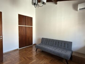 Venta casa de 6 ambientes con patio y cochera en Flores