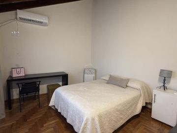 Venta casa de 6 ambientes con patio y cochera en Flores