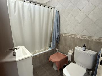 Venta casa de 6 ambientes con patio y cochera en Flores