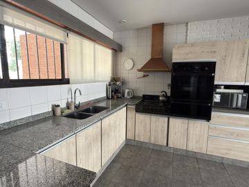 Venta casa de 6 ambientes con patio y cochera en Flores