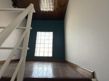 Venta casa de 6 ambientes con patio y cochera en Flores