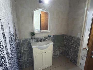 Venta casa de 6 ambientes con patio y cochera en Flores