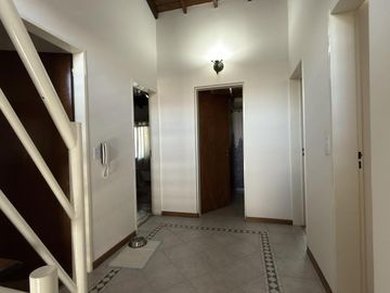 Venta casa de 6 ambientes con patio y cochera en Flores