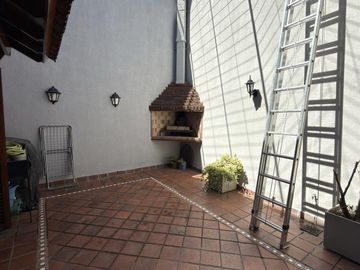 Venta casa de 6 ambientes con patio y cochera en Flores
