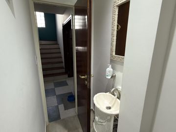 Venta casa de 6 ambientes con patio y cochera en Flores