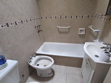 Casa con Local en venta en G. Catan