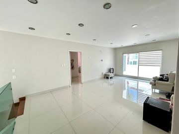 HERMOSA CASA MUY AMPLIA Y GDE! / RINCONADA ALAMOS/ sobre Bvd Alamos