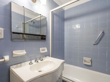 Departamento Tres Ambientes. Venta. Flores. Con Balcón