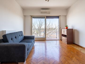 Departamento Tres Ambientes. Venta. Flores. Con Balcón