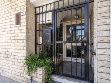 Departamento Tres Ambientes. Venta. Flores. Con Balcón