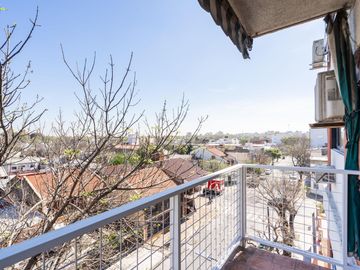 Departamento Tres Ambientes. Venta. Flores. Con Balcón