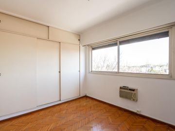 Departamento Tres Ambientes. Venta. Flores. Con Balcón