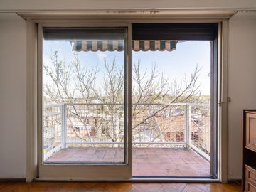 Departamento Tres Ambientes. Venta. Flores. Con Balcón