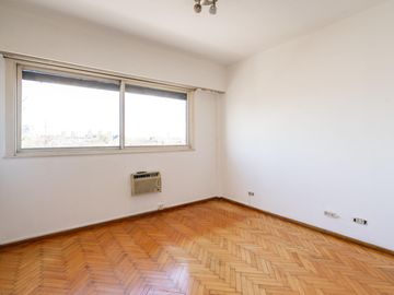 Departamento Tres Ambientes. Venta. Flores. Con Balcón