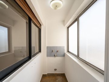 Departamento Tres Ambientes. Venta. Flores. Con Balcón