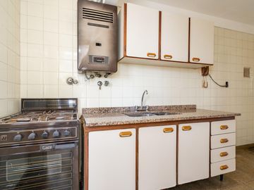 Departamento Tres Ambientes. Venta. Flores. Con Balcón